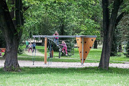 Dětské hřiště v městském parku