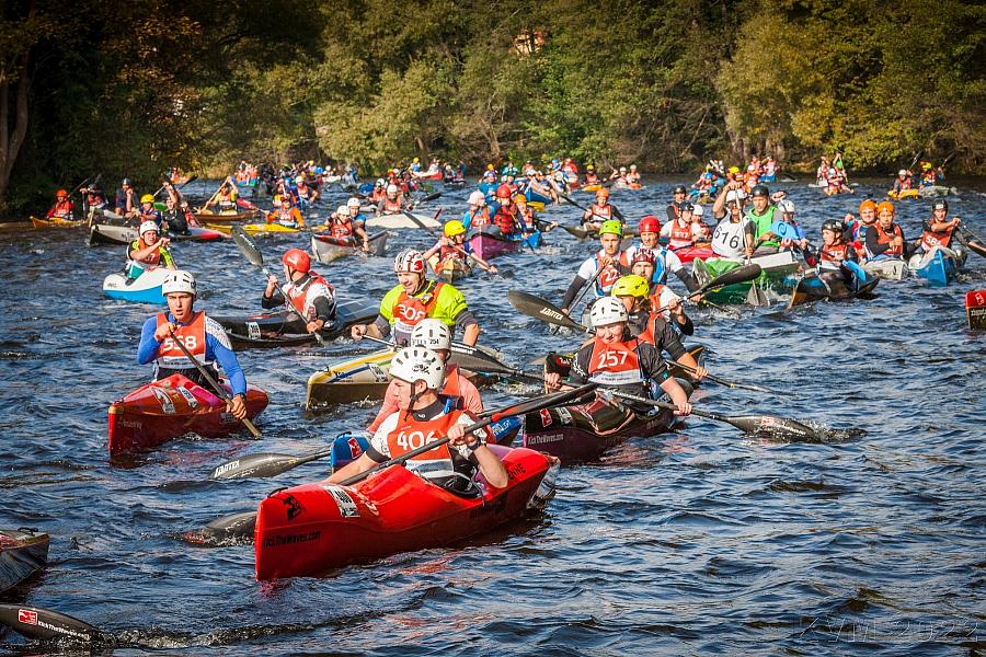 Krumlovský vodácký maraton, Každoroční soutěž vodáků na kajacích, kánoích, ale i raftech, pramicích nebo paddleboardech